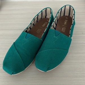 Size 8 pair of teal green Toms flats